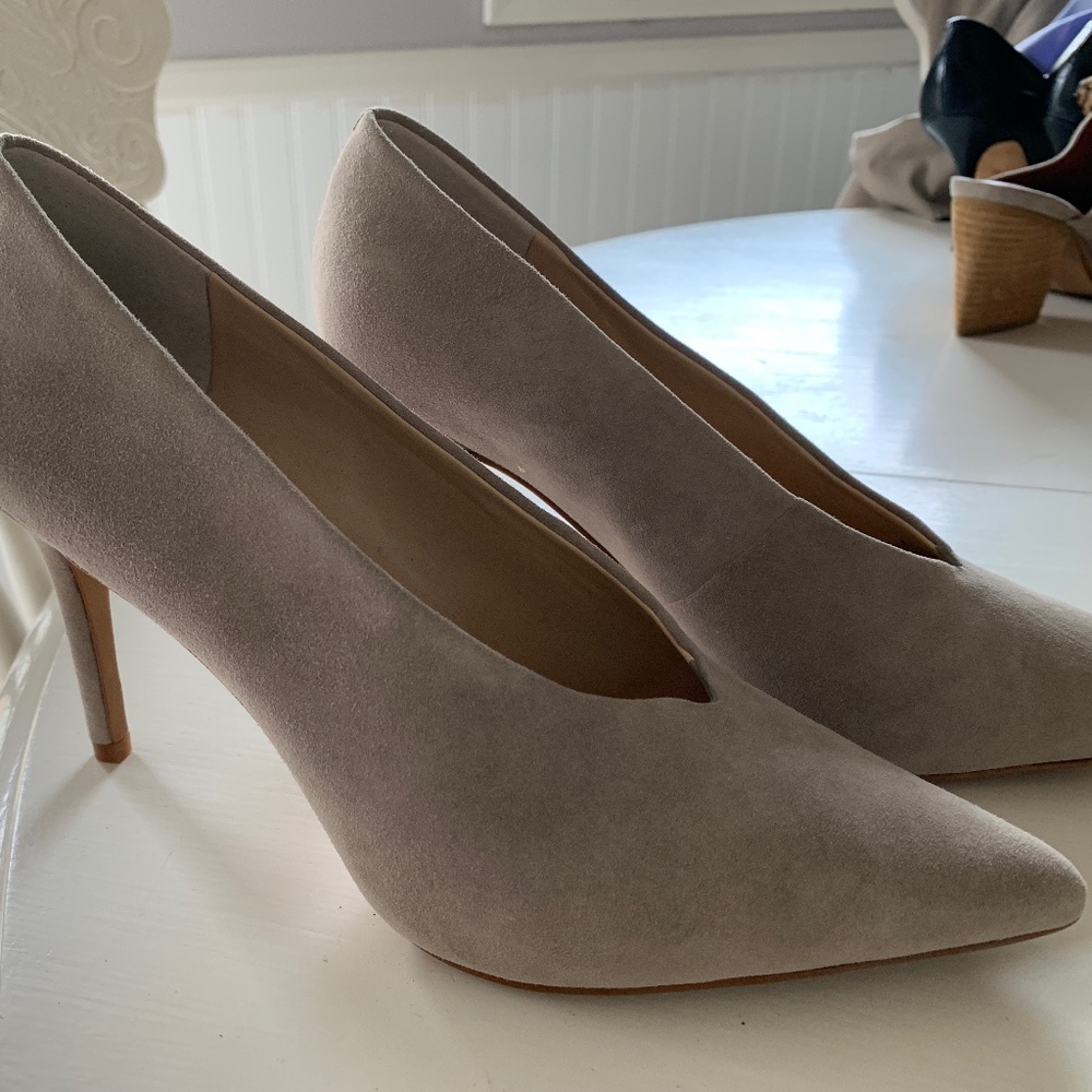 NWOT Vince Camuto Taupe Heel